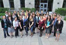 Finissantes et finissant de la première cohorte du programme de maîtrise en orthopédagogie, en présence de Monique Brodeur, doyenne de la FSÉ, et des professeures du programme, 2013