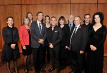 Jennifer Bourdages, Responsable, éducation, collectivité et soutien artistique et directrice du personnel (chœur) de l’Orchestre métropolitain (OM); Diane Veilleux, directrice de la Fondation; Jean Bélanger, directeur du programme de doctorat en éducation; Robert Proulx, recteur; Geneviève Allaire-Duquette, première lauréate du prix Serge-Séguin; Yannick Nézet-Séguin, directeur artistique et chef principal de l’OM; Monique Brodeur, doyenne de la FSÉ; Claude Lafortune, artiste retraité de Radio-Canada; Serge Séguin, professeur retraité du Département d’éducation et pédagogie; Pierre Tourville, alto solo à l’OM et Yukari Cousineau, premier violon à l’OM, 11 novembre 2013 au Centre Pierre-Péladeau