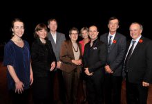 Geneviève Allaire-Duquette, première lauréate du prix Serge-Séguin; Monique Brodeur, doyenne de la FSÉ; Jean Bélanger, directeur du programme de doctorat en éducation; Lise Bissonnette, présidente du Conseil d’administration; Diane Veilleux, directrice de la Fondation; Yannick Nézet-Séguin, directeur artistique et chef principal de l’OM; Robert Proulx, recteur; Serge Séguin, professeur retraité du Département d’éducation et pédagogie, 11 novembre 2013