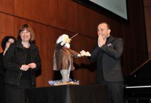 Dévoilement de l’œuvre réalisée par l’artiste Claude Lafortune, Brahms en papier, remise à Yannick Nézet-Séguin lors du concert-bénéfice dans le cadre des activités du 50e anniversaire du Rapport Parent, 11 novembre 2013
